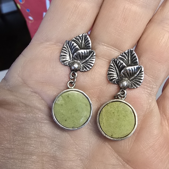 Vintage Native American Sterling Silver Leaf Green Stone Earrings - Picture 3 of 3